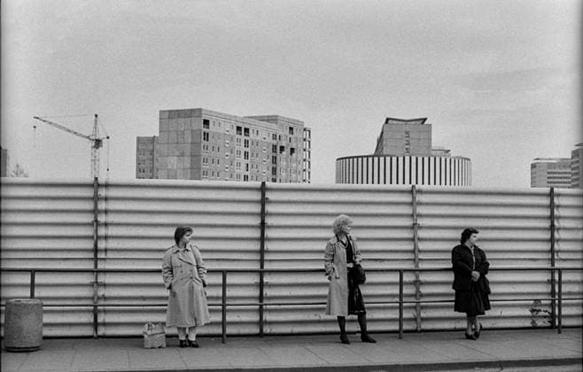 Archivbilder der Woche KW19 Wartende DDR, Dresden, 13.6.1989, Dresden, Straßenbahnhaltestelle, im Hintergrund das Rundkino, Â *** Waiting GDR, Dresden, 13 6 1989, Dresden, streetcar stop, in the background the Rundkino, Â