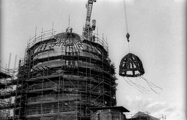 Archivbilder der Woche KW19 Richtfest der Neuen Synagoge Deutschland, Berlin, 29.10.1990, Richtfest der Neuen Synagoge Berlin in der Oranienburger Straße, Richtkranz, Â *** Topping-out ceremony of the New Synagogue Germany, Berlin, 29 10 1990, Topping-out ceremony of the New Synagogue Berlin in Oranienburger Straße, topping-out wreath, Â