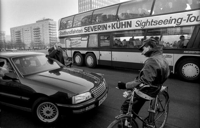 Archivbilder der Woche KW19 Golfkrieg Demo Deutschland, Berlin, 19.01.1991, Demo gegen Golfkrieg, auf dem Alexanderplatz, ein Auto wird blockiert ..., Â *** Gulf War Demo Germany, Berlin, 19 01 1991, Demo against Gulf War, on Alexanderplatz, a car is blocked , Â