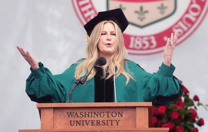 Bilder des Jahres 2024, Entertainment 05 Mai Entertainment Themen der Woche KW20 Entertainment Bilder des Tages Actress Jennifer Coolidge delivers the commencement address before being given an honorary Doctor of Fine Arts degree, during graduation ceremonies at Washington University in St. Louis on Monday, May 13, 2024. Coolidge is an award winning actor known for her numerous iconic roles in film and on television.  SLP2024051301 BILLxGREENBLATT