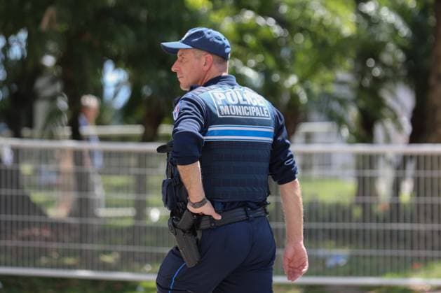 May 13, 2024, Cannes, Cote D azur, France: A police officer guards the Grand Palais where the 77th Annual Cannes Film Festival is about to take place in Cannes, France Cannes France - ZUMAc179 20240513_zep_c179_146 Copyright: xMickaelxChavetx