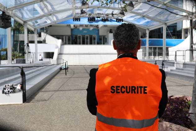 News Bilder des Tages May 13, 2024, Cannes, Cote D azur, France: A security agent guards the Grand Palais where the 77th Annual Cannes Film Festival is about to take place in Cannes, France Cannes France - ZUMAc179 20240513_zep_c179_160 Copyright: xMickaelxChavetx