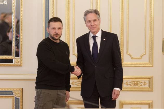 News Themen der Woche KW20 News Bilder des Tages KYIV, UKRAINE - MAY 14, 2024 - President of Ukraine Volodymyr Zelenskyy (L) shakes hands with U.S. Secretary of State Antony J. Blinken during their meeting in Kyiv, capital of Ukraine. Meeting of Volodymyr Zelenskyy and Antony J. Blinken in Kyiv  Copyright: xKirillxChubotinx