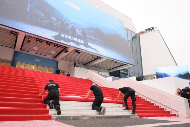 Entertainment Bilder des Tages Cannes Red Carpet Roll Out DB Staff members work on the red carpet roll out ahead of the 77th annual Cannes Film Festival held at the palais des Festivals on May 14, 2024 in Cannes, France. Photo by David Boyer ABACAPRESS.COM  Copyright: xBoyerxDavid ABACAx