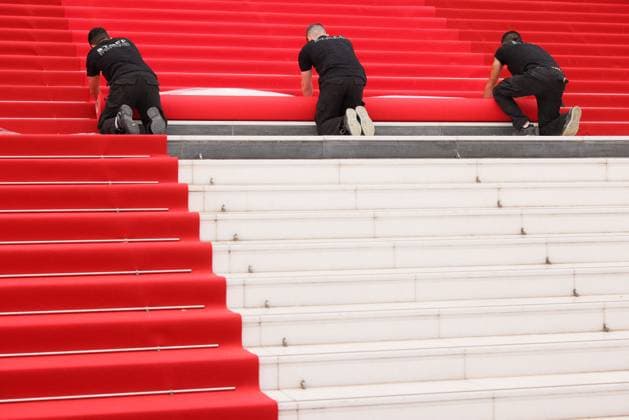 Cannes Red Carpet Roll Out DB Staff members work on the red carpet roll out ahead of the 77th annual Cannes Film Festival held at the palais des Festivals on May 14, 2024 in Cannes, France. Photo by David Boyer ABACAPRESS.COM  Copyright: xBoyerxDavid ABACAx