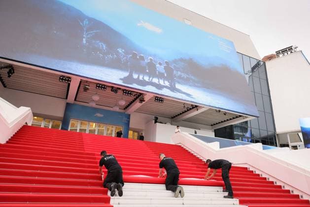 Cannes Red Carpet Roll Out DB Staff members work on the red carpet roll out ahead of the 77th annual Cannes Film Festival held at the palais des Festivals on May 14, 2024 in Cannes, France. Photo by David Boyer ABACAPRESS.COM  Copyright: xBoyerxDavid ABACAx