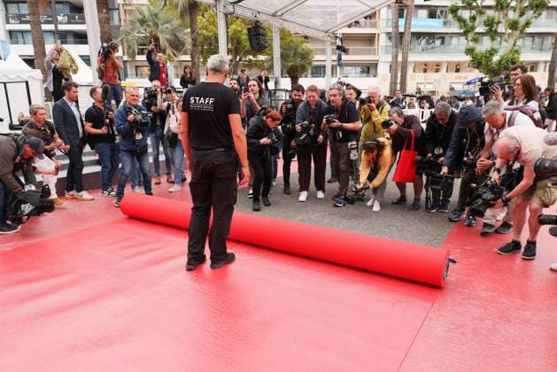 Cannes Red Carpet Roll Out DB Staff members work on the red carpet roll out ahead of the 77th annual Cannes Film Festival held at the palais des Festivals on May 14, 2024 in Cannes, France. Photo by David Boyer ABACAPRESS.COM  Copyright: xBoyerxDavid ABACAx