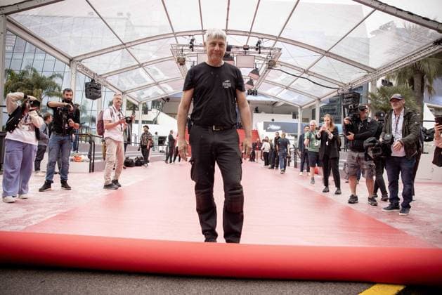 Cannes Red Carpet Roll Out DB Staff members work on the red carpet roll out ahead of the 77th annual Cannes Film Festival held at the palais des Festivals on May 14, 2024 in Cannes, France. Photo by David Boyer ABACAPRESS.COM  Copyright: xBoyerxDavid ABACAx