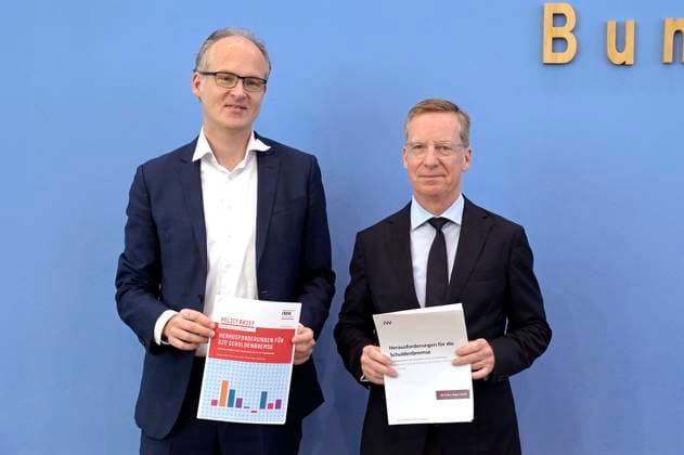 News Themen der Woche KW20 News Bilder des Tages Sebastian Dullien und Michael Hüther bei der Bundespressekonferenz Vorstellung der Studie: Herausforderungen für die Schuldenbremse - Investitionsbedarfe in der Infrastruktur und für die Transformation im Haus der Bundespressekonferenz. Berlin, 14.05.2024 *** Sebastian Dullien and Michael Hüther at the Federal Press Conference Presentation of the study Challenges for the debt brake Investment needs in infrastructure and for the transformation in the House of the Federal Press Conference Berlin, 14 05 2024 Foto:xF.xKernx xFuturexImagex schuldenbremse_4510