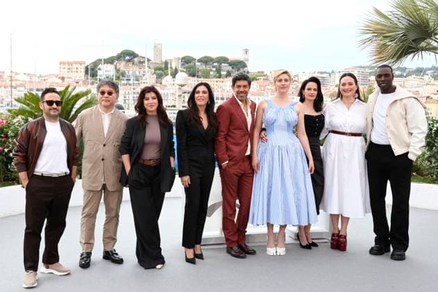 Juan Antonio Bayona, Hirokazu Kore-eda, Ebru Ceylan, Nadine Labaki, Pierfrancesco Favino, Greta Gerwig, Eva Green, Lily Gladstone und Omar Sy beim Photocall der internationalen Jury auf dem Festival de Cannes 2024 77. Internationale Filmfestspiele von Cannes am Palais des Festivals. Cannes, 14.05.2024