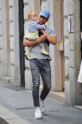 - Milan, 14-05-2024 Maodo Lo, German basketball player who was world champion in 2023 in China with the GERMAN national team and now with Armani, walks through the streets of the center together with his girlfriend and son. MILAN -  Copyright: xIPA ABACAx