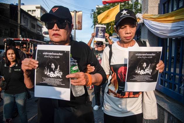 Mourning ceremony for Thai political activist who died after hunger strike in Bangkok - 14 May 2024 Pro-democracy protesters hold portraits of Netiporn Sanesangkhom during mourning ceremony outside The Southern Bangkok Criminal Court. Thai political activist Netiporn Sanesangkhom also know as Bung Thaluwang , a 28-years-old pro-democracy activist who was charged with Lese Majeste law has passed away by cardiac arrest at Thammasart University Hospital on May 14, 2024 after hunger strike in prison since January 27,2024. Bangkok Thailand Copyright: xPeeraponxBoonyakiatx xSOPAxImagex ThaiActivistDied-1