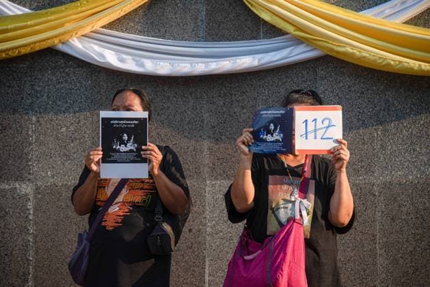 Mourning ceremony for Thai political activist who died after hunger strike in Bangkok - 14 May 2024 Pro-democracy protesters hold portraits of Netiporn Sanesangkhom during mourning ceremony for Netiporn Sanesangkhom ,a Thai political activist, outside The Southern Bangkok Criminal Court. Thai political activist Netiporn Sanesangkhom also know as Bung Thaluwang , a 28-years-old pro-democracy activist who was charged with Lese Majeste law has passed away by cardiac arrest at Thammasart University Hospital on May 14, 2024 after hunger strike in prison since January 27,2024. Bangkok Thailand Copyright: xPeeraponxBoonyakiatx xSOPAxImagex ThaiActivistDied-4