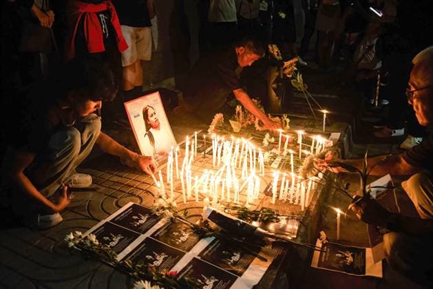 Mourning ceremony for Thai political activist who died after hunger strike in Bangkok - 14 May 2024 Pro-democracy protesters lit candles during mourning ceremony for Netiporn Sanesangkhom ,a Thai political activist, outside The Southern Bangkok Criminal Court. Thai political activist Netiporn Sanesangkhom also know as Bung Thaluwang , a 28-years-old pro-democracy activist who was charged with Lese Majeste law has passed away by cardiac arrest at Thammasart University Hospital on May 14, 2024 after hunger strike in prison since January 27,2024. Bangkok Thailand Copyright: xPeeraponxBoonyakiatx xSOPAxImagex ThaiActivistDied-14