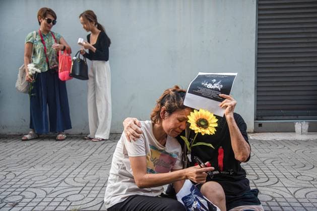 May 14, 2024, Bangkok, Thailand: Pro-democracy protesters seen crying during mourning ceremony for Netiporn Sanesangkhom ,a Thai political activist, outside The Southern Bangkok Criminal Court. Thai political activist Netiporn Sanesangkhom also know as Bung Thaluwang , a 28-years-old pro-democracy activist who was charged with Lese Majeste law has passed away by cardiac arrest at Thammasart University Hospital on May 14, 2024 after hunger strike in prison since January 27,2024. Bangkok Thailand - ZUMAs197 20240514_aaa_s197_074 Copyright: xPeeraponxBoonyakiatx
