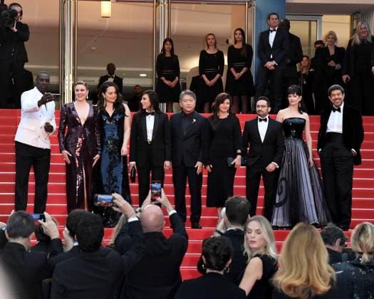 Entertainment Bilder des Tages Cannes, 77th Cannes Film Festival 2024, Red carpet Opening Ceremony and film Le Deuxieme Acte In the photo: Omar Sy, Greta Gerwig, Lily Gladstone, Nadine Labaki, Hirokazu Kore-eda, Ebru Ceylan, Juan Antonio Bayona, Eva Green, Pierfrancesco Favino  Copyright: xAlbertoxTerenghix xipa-agency.nex xPoolxPhotoxEventsx03x IPA_Agency_IPA46059935