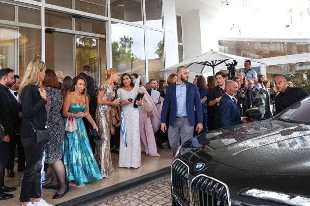 May 14, 2024, Cannes, Alpes-Maritimes, France: The Cannes Film Festival is taking place i Cannes, France from May 14 to 25, 2024. Celebrites and influencers are waiting for a transfer that will take them from hotel Martinez to the Red carpet of the Film Festival. Cannes France - ZUMAt227 20240514_zip_t227_002 Copyright: xMarinaxTakimotox