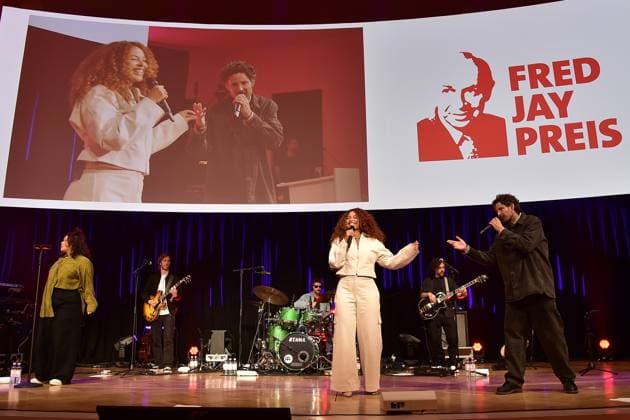 36. Fred Jay Preis der GEMA in Berlin Joy Denalane, Max Herre, Musiker, Preisgewinner 2024 Live Gesang mit Band im bcc Berlin der 36. Fred Jay Preis 2024 im Rahmen des GEMA Mitgliederfestes in Berlin 14.05.2024