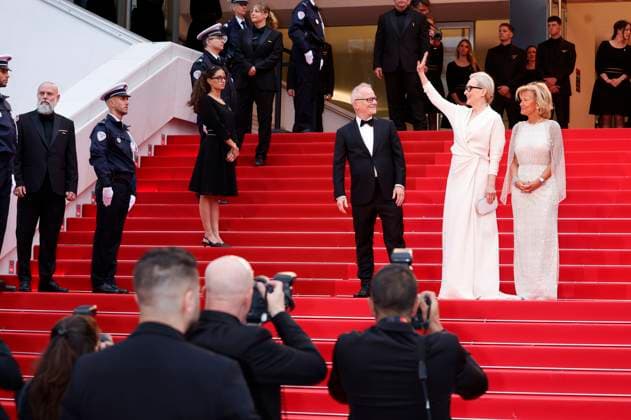 Thierry Fremaux, Meryl Streep und Iris Knobloch bei der Opening Ceremony mit der Premiere des Kinofilms Le deuxieme acte The Second Act auf dem Festival de Cannes 2024 77. Internationale Filmfestspiele von Cannes im Palais des Festivals. Cannes, 14.05.2024