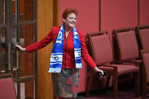 News Themen der Woche KW20 News Bilder des Tages Australien, Pauline Hanson mit Israel Schal im Parlament in Canberra PAULINE HANSON ISRAEL SCARF, One Nation leader Pauline Hanson wears an Israel scarf in the Senate chamber at Parliament House in Canberra, Wednesday, May 15, 2024. ( NO ARCHIVING, EDITORIAL USE ONLY, NO USE IN BOOKS WITHOUT CONSENT CANBERRA AUSTRALIAN CAPITAL TERRITORY AUSTRALIA  Copyright: xMICKxTSIKASx 20240515127256554601
