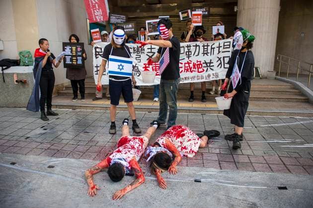 News Themen der Woche KW20 News Bilder des Tages Taiwan, israelkritische Kundgebung in Taipeh May 15, 2024, Taipei, Taipei, Taiwan, China, Republic of China: Protesters dressed in bloodstained clothes perform a dramatic representation outside the Legislative Yuan in Taipei, Taiwan, on May 15, 2024, to denounce the ongoing violence against civilians in Gaza. The demonstration, staged by over 60 civic groups, aimed to urge the Taiwanese government to cease military trade with Israel and align Taiwan with global peace efforts, reflecting widespread outrage against alleged war crimes in Gaza. by Taipei Taiwan, China, Republic of China - ZUMAw80_ 20240515_faf_w80_009 Copyright: xWiktorxDabkowskix
