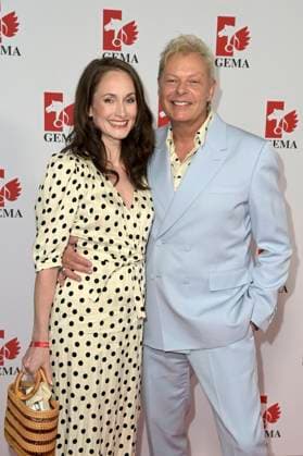 Uwe Fahrenkrog-Petersen mit Partnerin Christin Dechant bei der Verleihung des Fred Jay Preises 2024 im bcc Berlin Congress Center. Berlin, 14.05.2024