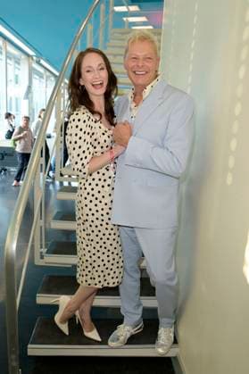 Uwe Fahrenkrog-Petersen mit Partnerin Christin Dechant bei der Verleihung des Fred Jay Preises 2024 im bcc Berlin Congress Center. Berlin, 14.05.2024