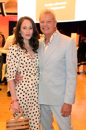 Uwe Fahrenkrog-Petersen mit Partnerin Christin Dechant bei der Verleihung des Fred Jay Preises 2024 im bcc Berlin Congress Center. Berlin, 14.05.2024