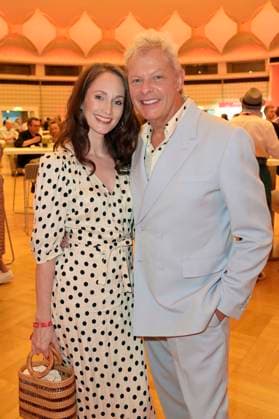 Uwe Fahrenkrog-Petersen mit Partnerin Christin Dechant bei der Verleihung des Fred Jay Preises 2024 im bcc Berlin Congress Center. Berlin, 14.05.2024