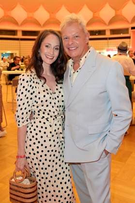 Uwe Fahrenkrog-Petersen mit Partnerin Christin Dechant bei der Verleihung des Fred Jay Preises 2024 im bcc Berlin Congress Center. Berlin, 14.05.2024
