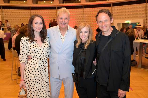 Uwe Fahrenkrog-Petersen mit Partnerin Christin Dechant und Inga Humpe mit Partner Tommi Eckart von 2raumwohnung bei der Verleihung des Fred Jay Preises 2024 im bcc Berlin Congress Center. Berlin, 14.05.2024