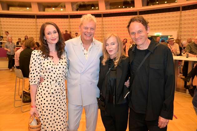 Uwe Fahrenkrog-Petersen mit Partnerin Christin Dechant und Inga Humpe mit Partner Tommi Eckart von 2raumwohnung bei der Verleihung des Fred Jay Preises 2024 im bcc Berlin Congress Center. Berlin, 14.05.2024