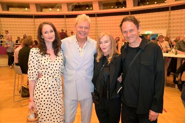 Uwe Fahrenkrog-Petersen mit Partnerin Christin Dechant und Inga Humpe mit Partner Tommi Eckart von 2raumwohnung bei der Verleihung des Fred Jay Preises 2024 im bcc Berlin Congress Center. Berlin, 14.05.2024