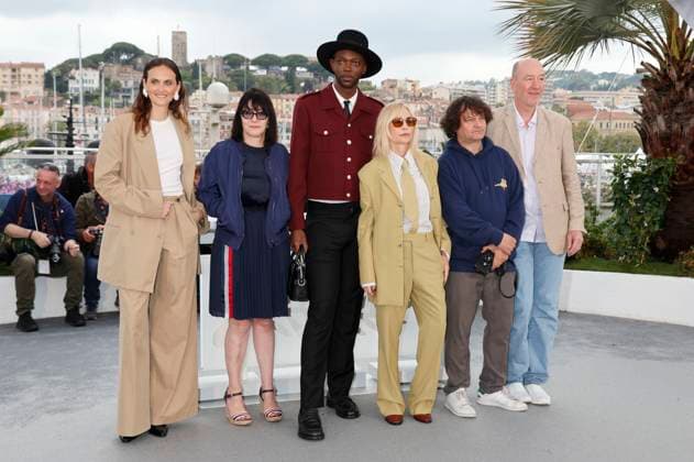 Zoe Wittock, Nathalie Chifflet, Baloji, Emmanuelle Beart, Gilles Porte und Pascal Buron beim Photocall der Camera d Or Jury auf dem Festival de Cannes 2024 77. Internationale Filmfestspiele von Cannes am Palais des Festivals. Cannes,