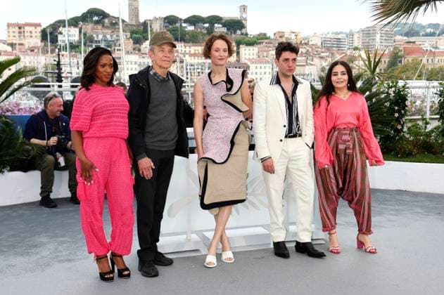 Maimouna Doucoure, Todd McCarthy, Vicky Krieps, Xavier Dolan und Asmae El Moudir beim Photocall der Un Certain Regard Jury auf dem Festival de Cannes 2024 77. Internationale Filmfestspiele von Cannes am Palais des Festivals. Cannes, 15.05.2024