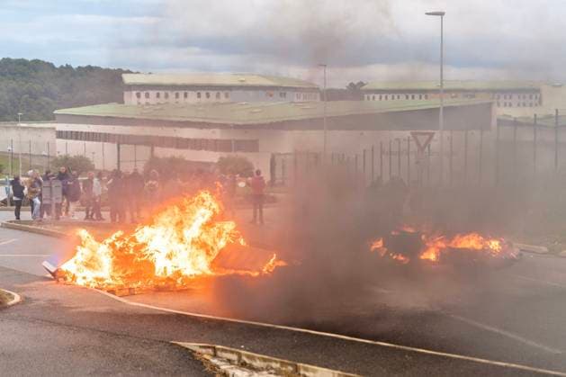 Bilder des Jahres 2024, News 05 Mai News Themen der Woche KW20 News Bilder des Tages Frankreich, Angestellte von Gefängnissen protestieren nach Überfall auf Gefangenentransporter DRAGUIGNAN MAISON DARRET BLOCAGE PHOTOPQR NICE MATIN ESCOFFIER FLORIAN 15 05 2024 DRAGUIGNAN MAISON DARRET BLOCAGE France, may 15th 2024 in different jails in France blockade of penitentiary centers by prison administration staff following the attack on a prison convoy in Incarville and the death of two of their colleagues working at the Pôle de connection of judicial extractions from Caen PREJ France  Copyright: xPHOTOPQR NICExMATIN MAXPPPxESCOFFIERxFLORIANx 20240515NIM5421 20240515NIM5421
