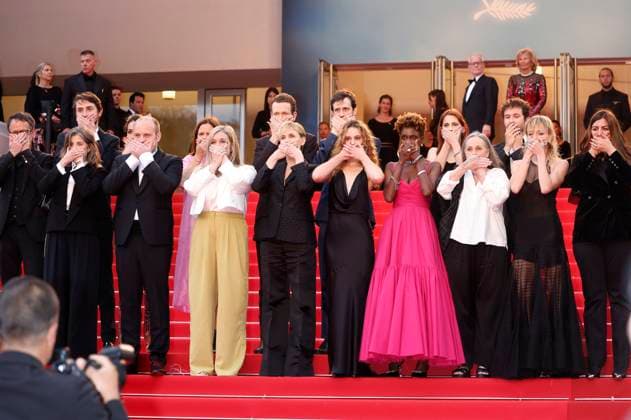 Judith Godreche, Tess BarthÃ lemy undRokhaya Diallo mit dem Cast des Kurzfilms Moi aussi Me Too bei der Premiere des Kinofilms Furiosa: A Mad Max Saga auf dem Festival de Cannes 2024 77. Internationale Filmfestspiele von Cannes im Palais des Festivals. Cannes, 15.05.2024