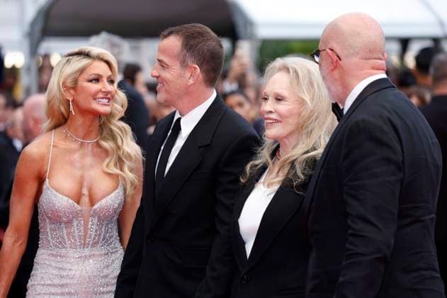 McKinzie Roth, Liam Dunaway O Neill, Faye Dunaway und Laurent Bouzereau bei der Premiere des Kinofilms Furiosa: A Mad Max Saga auf dem Festival de Cannes 2024 77. Internationale Filmfestspiele von Cannes im Palais des Festivals. Cannes, 15.05.2024