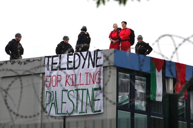 News Themen der Woche KW20 News Bilder des Tages May 15, 2024, Shipley, England, United Kingdom: Specialist police climbing team members get on the roof of Teledyne to oversee the removal of the activists on May 15, 2024 in Shipley, West Yorkshire. Palestine Action are occupying the roof at Teledyne as they make components for the f-35 fighter jet used by Israel against the Palestinian people in Gaza and elsewhere. The protest is held on the 76th anniversary of the Nakba. Shipley United Kingdom - ZUMA 20240515_int_mp3_016 Copyright: xMartinxPopex