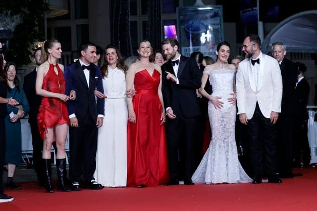 Tessa Hoder, Besir Zeciri, Malene Blenkov, Trine Dyrholm, Magnus von Horn, Vic Carmen Sonne und Mariusz Wlodarski bei der Premiere des Kinofilms Pigen med nalen The Girl with the Needle auf dem Festival de Cannes 2024 77. Internationale Filmfestspiele von Cannes im Palais des Festivals. Cannes, 15.05.2024