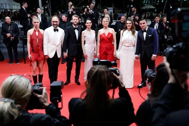 Tessa Hoder, Mariusz Wlodarski, Magnus von Horn, Vic Carmen Sonne, Trine Dyrholm, Malene Blenkov und Besir Zeciri bei der Premiere des Kinofilms Pigen med nalen The Girl with the Needle auf dem Festival de Cannes 2024 77. Internationale Filmfestspiele von Cannes im Palais des Festivals. Cannes, 15.05.2024