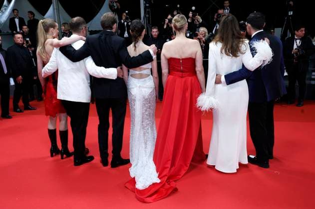 Tessa Hoder, Mariusz Wlodarski, Magnus von Horn, Vic Carmen Sonne, Trine Dyrholm, Malene Blenkov und Besir Zeciri bei der Premiere des Kinofilms Pigen med nalen The Girl with the Needle auf dem Festival de Cannes 2024 77. Internationale Filmfestspiele von Cannes im Palais des Festivals. Cannes, 15.05.2024
