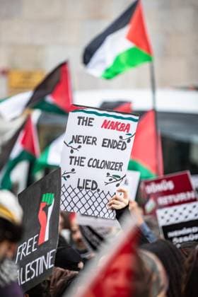 People gather to stage a protest against Israeli attacks on Gaza and to commemorate 76th anniversary of Nakba Day in Istanbul Among the demonstrators holding Palestinian flags in their hands, one person was seen carrying a banner reading The Nakba never ended the colonizer lied . People gather to stage a protest against Israeli attacks on Gaza and to commemorate 76th anniversary of Nakba Day in Istanbul, Turkey. A commemorative protest was held at Eminonu to mark Nakba Day. Demonstrators gathered in front of the large post office (PTT) in Sirkeci and marched to Eminonu square. Istanbul Turkey Copyright: xOnurxDogmanx xSOPAxImagesx ODOGMAN_0041