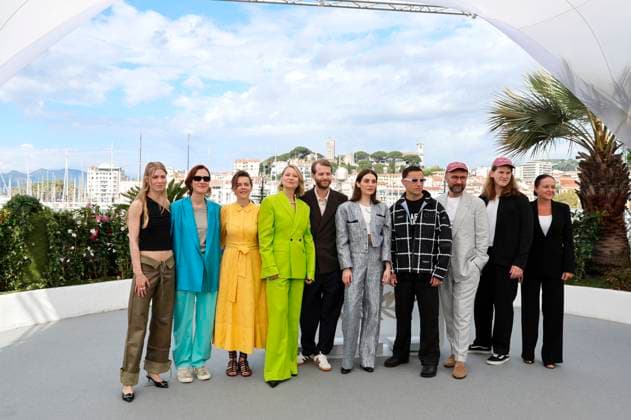 Tessa Hoder, Line Langebeck, Malene Blenkov, Trine Dyrholm, Magnus von Horn, Vic Carmen Sonne, Besir Zeciri, Mariusz Wlodarski, Michal Dymek und Agnieszka Glinska beim Photocall zum Kinofilm Pigen med nalen The Girl with the Needle auf dem Festival de Cannes 2024 77. Internationale Filmfestspiele von Cannes am Palais des Festivals. Cannes, 16.05.2024