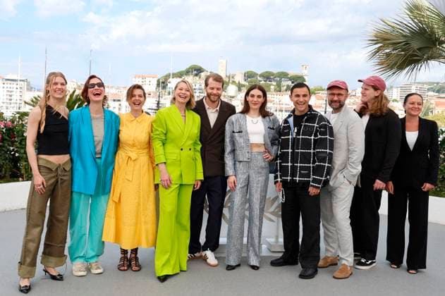 Tessa Hoder, Line Langebeck, Malene Blenkov, Trine Dyrholm, Magnus von Horn, Vic Carmen Sonne, Besir Zeciri, Mariusz Wlodarski, Michal Dymek und Agnieszka Glinska beim Photocall zum Kinofilm Pigen med nalen The Girl with the Needle auf dem Festival de Cannes 2024 77. Internationale Filmfestspiele von Cannes am Palais des Festivals. Cannes, 16.05.2024