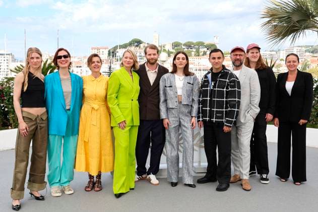 Tessa Hoder, Line Langebeck, Malene Blenkov, Trine Dyrholm, Magnus von Horn, Vic Carmen Sonne, Besir Zeciri, Mariusz Wlodarski, Michal Dymek und Agnieszka Glinska beim Photocall zum Kinofilm Pigen med nalen The Girl with the Needle auf dem Festival de Cannes 2024 77. Internationale Filmfestspiele von Cannes am Palais des Festivals. Cannes, 16.05.2024