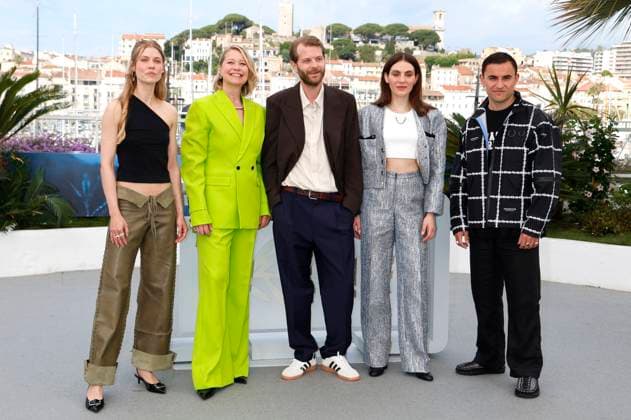 Tessa Hoder, Trine Dyrholm, Magnus Von Horn, Vic Carmen Sonne und Besir Zeciri beim Photocall zum Kinofilm Pigen med nalen The Girl with the Needle auf dem Festival de Cannes 2024 77. Internationale Filmfestspiele von Cannes am Palais des Festivals. Cannes, 16.05.2024