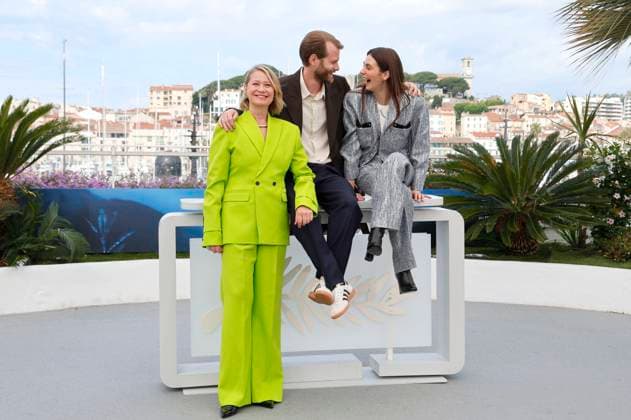 Trine Dyrholm, Magnus von Horn und Vic Carmen Sonne beim Photocall zum Kinofilm Pigen med nalen The Girl with the Needle auf dem Festival de Cannes 2024 77. Internationale Filmfestspiele von Cannes am Palais des Festivals. Cannes, 16.05.2024
