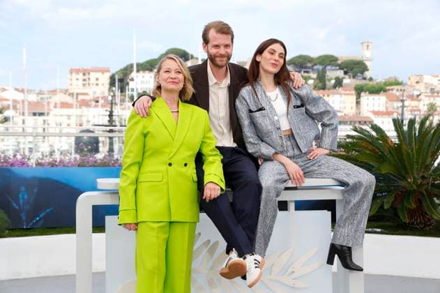 Trine Dyrholm, Magnus von Horn und Vic Carmen Sonne beim Photocall zum Kinofilm Pigen med nalen The Girl with the Needle auf dem Festival de Cannes 2024 77. Internationale Filmfestspiele von Cannes am Palais des Festivals. Cannes, 16.05.2024