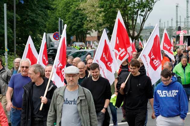 16.05.2024 Deutsche Telekom Tarifrunde mit Demonstrationen Kundgebungen Warnstreiks vor Euro 2024 Fußballstadien. Die Telekombeschäftigten der Standorte Frankfurt Darmstadt Wiesbaden protestieren heute mit der Gewerkschaft VERDI vor dem EM Stadion Frankfurter Waldstadion für ein verbessertes Angebot der Arbeitgeber hinsichtlich Entgelsteigerung Lohnerhöhun Frankfurt (Main) Hessen Deutschland *** 16 05 2024 Deutsche Telekom collective bargaining round with demonstrations rallies warning strikes in front of Euro 2024 soccer stadiums Telekom employees at the Frankfurt Darmstadt Wiesbaden sites are protesting today with the VERDI union in front of the European Championship stadium in Frankfurt Waldstadion for an improved offer from emplo